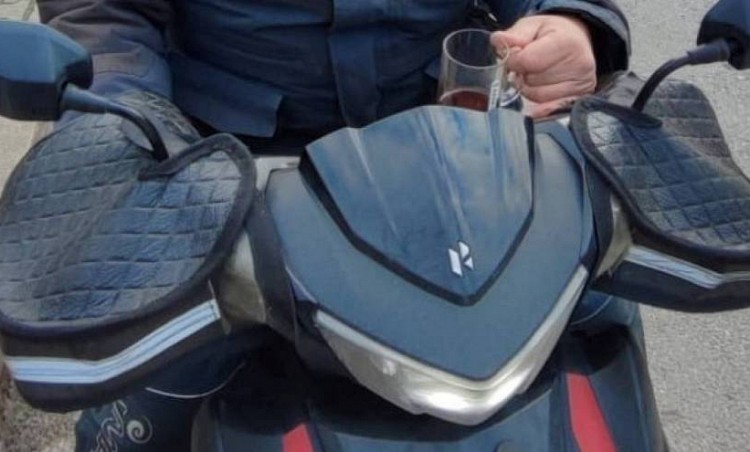 Çay İçerek Motosiklet Kullanan Sürücüye Ceza